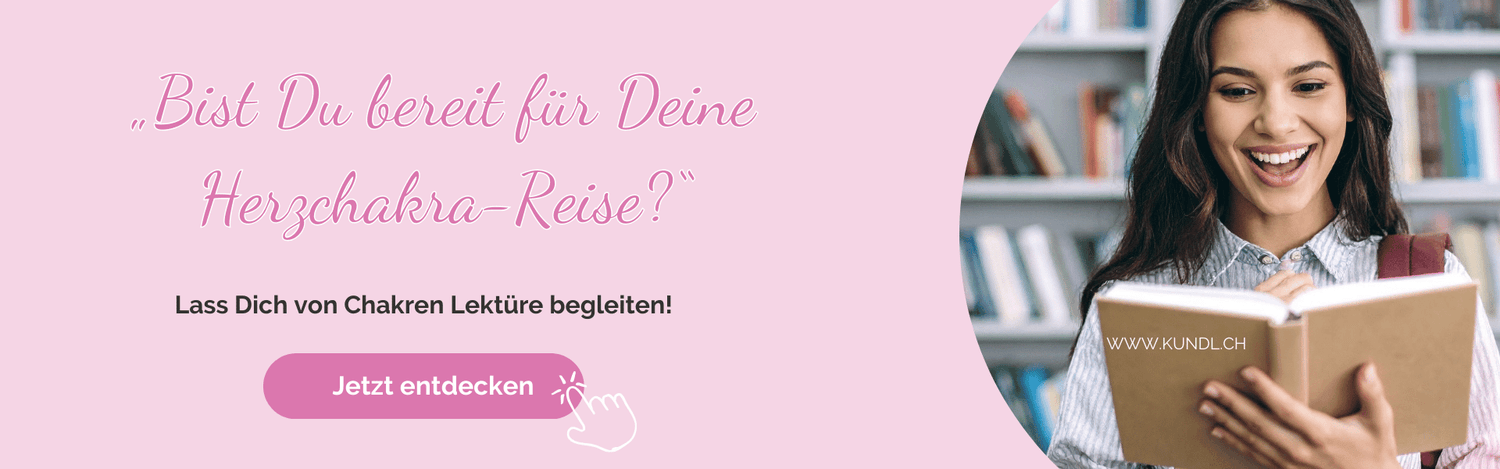 lachende und lesende Frau die sich an ihr Herz greift