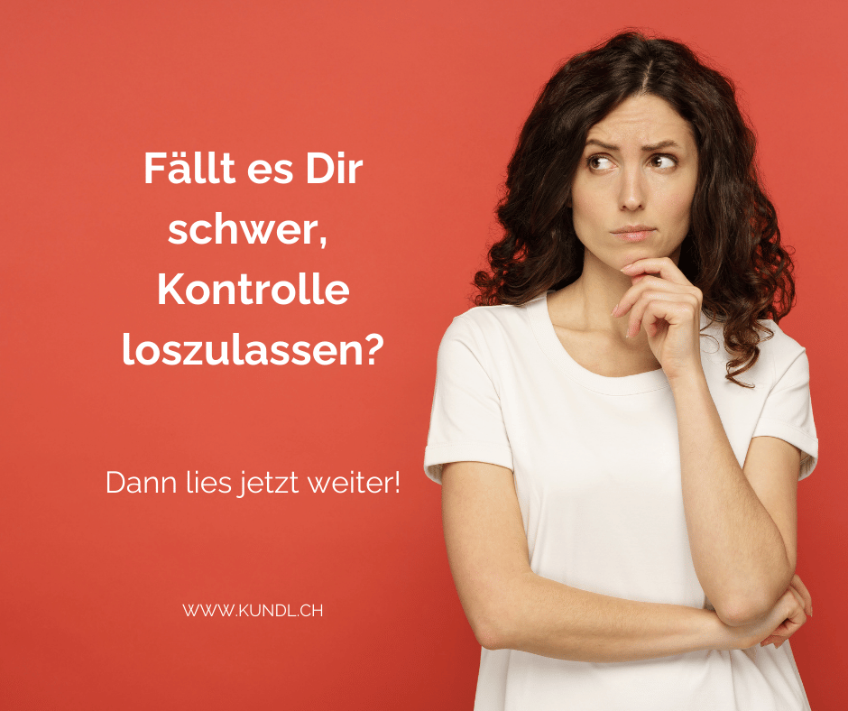 verschlossene und nachdenkliche Frau mit verschränkten Armen