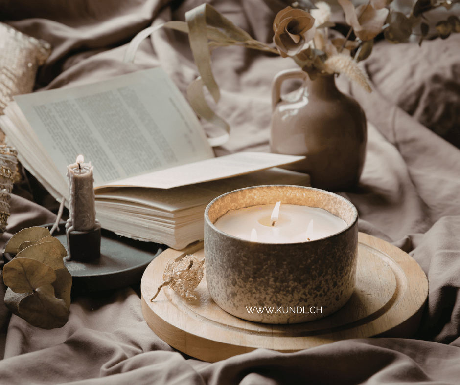 aufgeschlagenes Buch mit Kerzen und Dekorationen