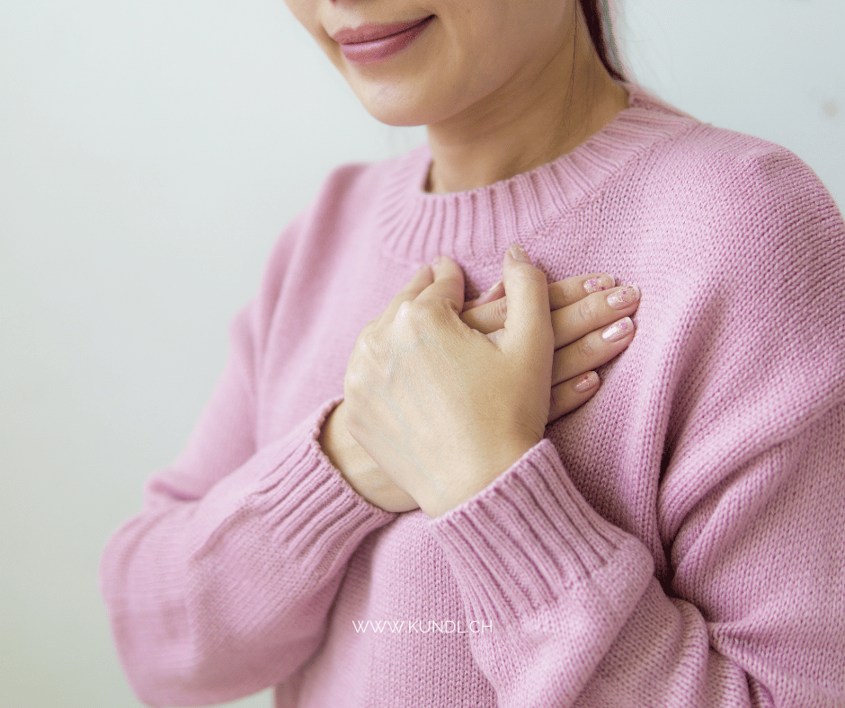 vertrauende Frau die ihre Hände auf ihr Herz legt