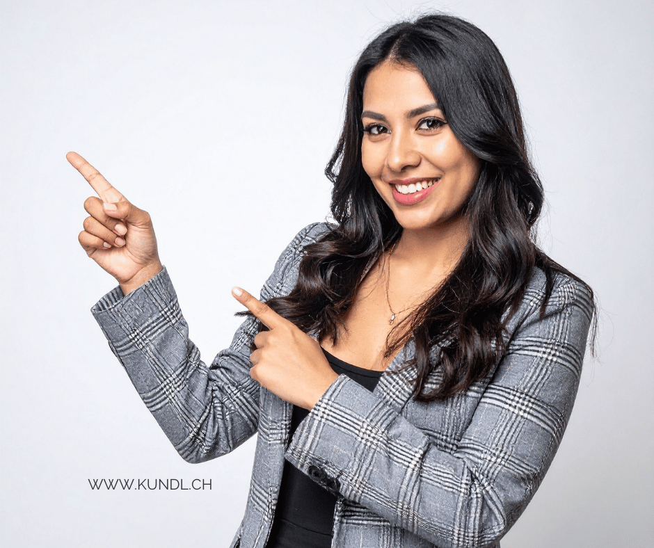 lächelnde Frau voller Vertrauen