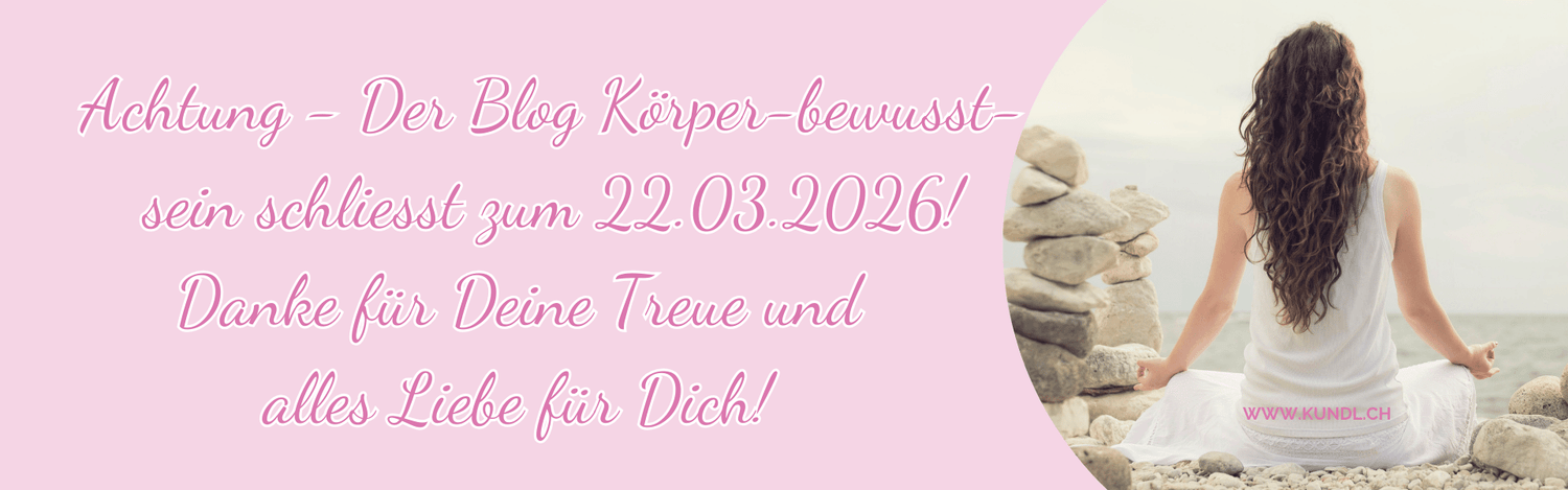 Rückansicht einer Frau im Schneidersitz, zwischen Steinen sitzend mit Blick auf Wasser