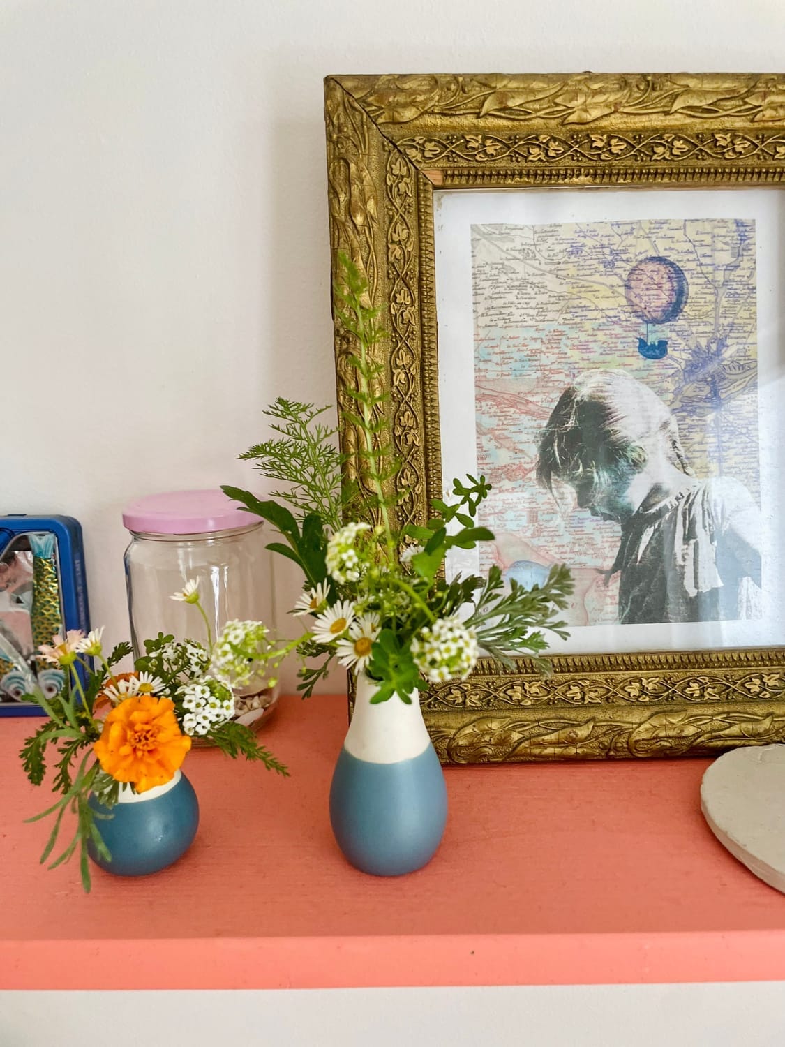 Des mini vases recueillant des mini bouquets de fleurs