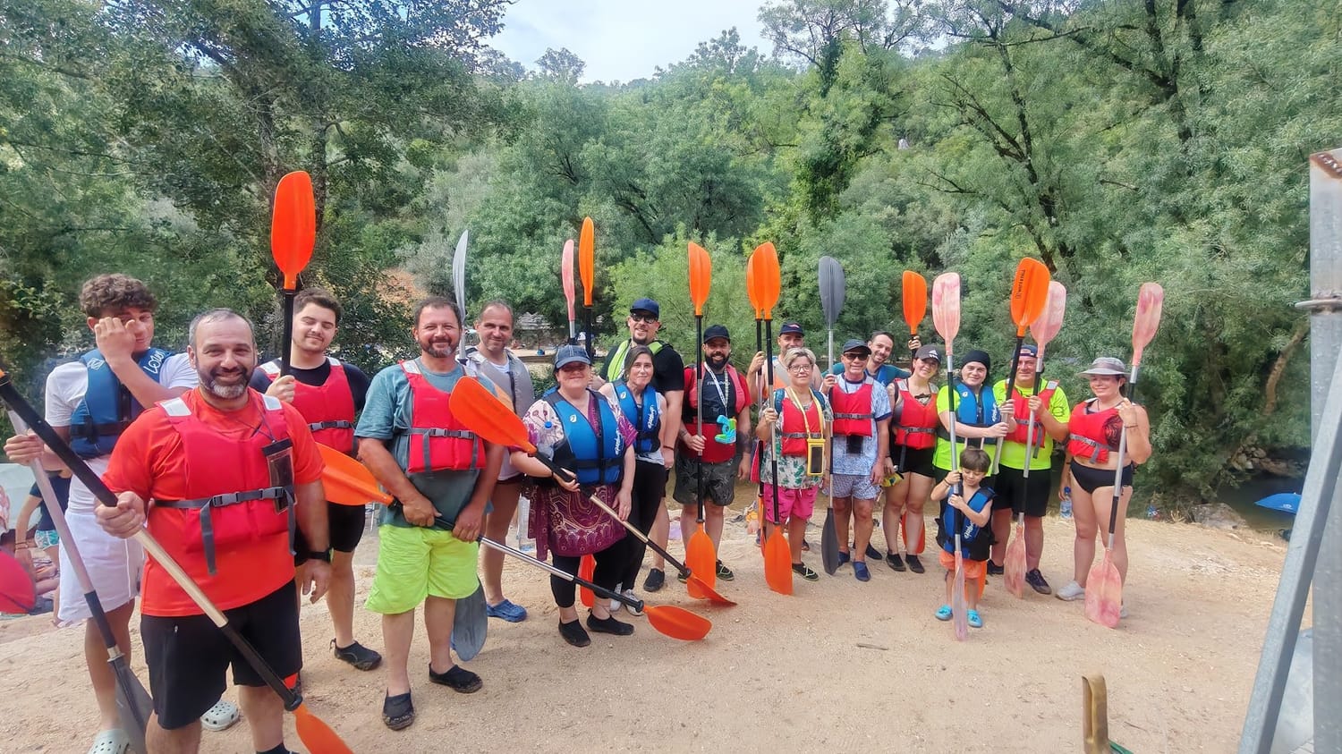 Grupo preparado para uma descida de canoagem no Rio Nabão com a AnimaNEventos