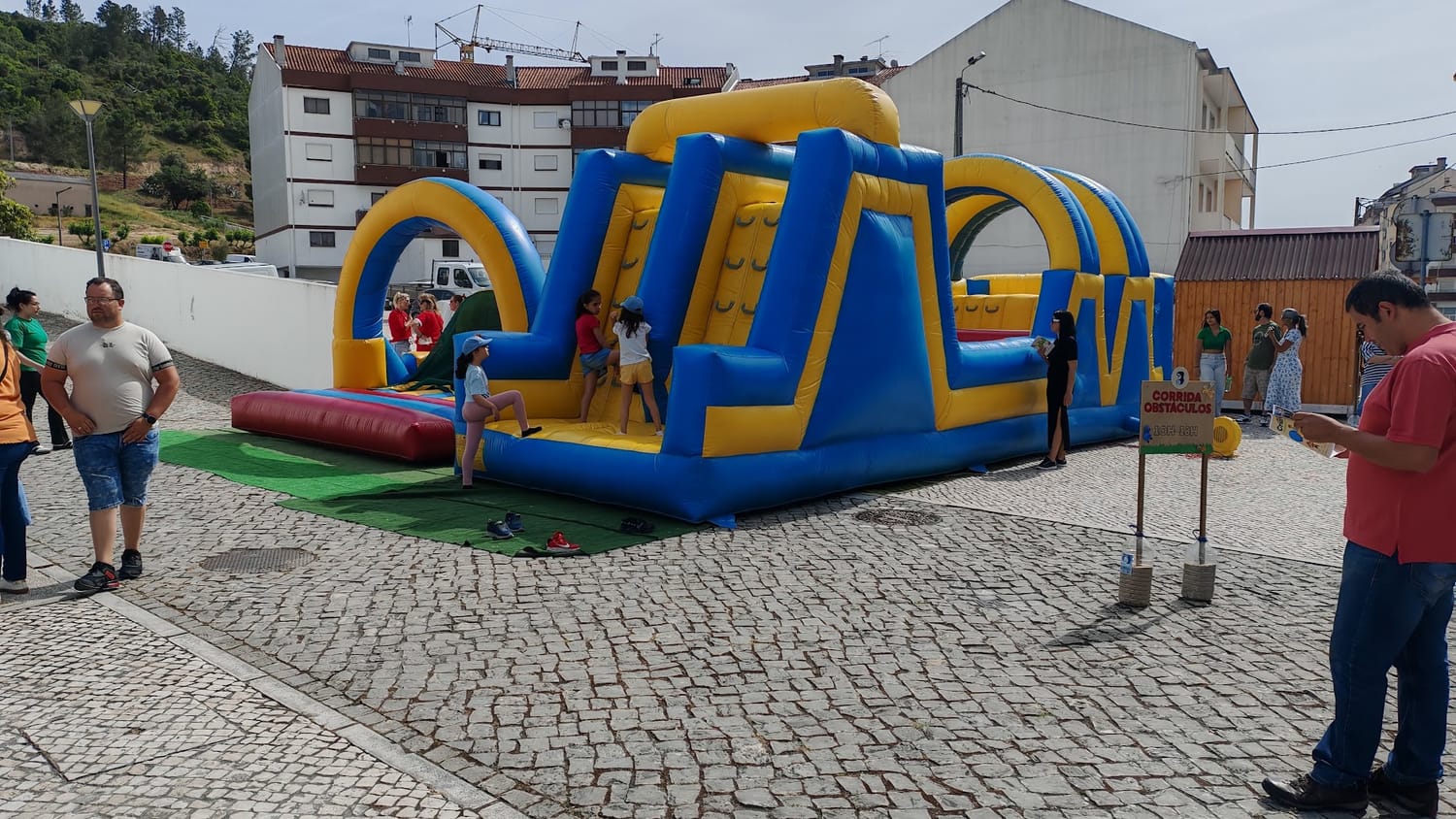 Aluguer de pista de obstáculos insuflável em Ourém pela animaNeventos