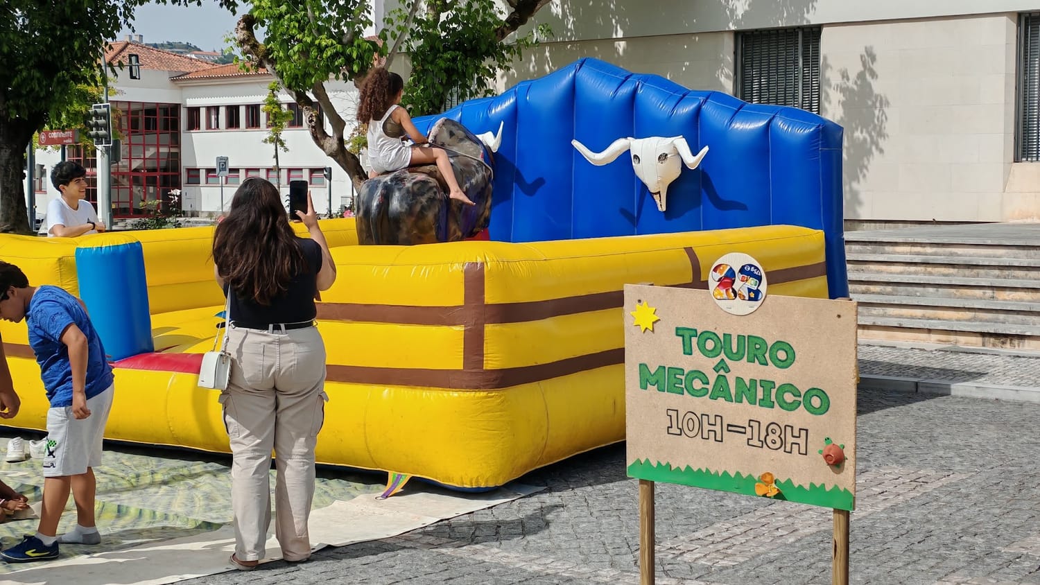 Touro mecânico da animaNeventos na Festa da Criança em Ourém