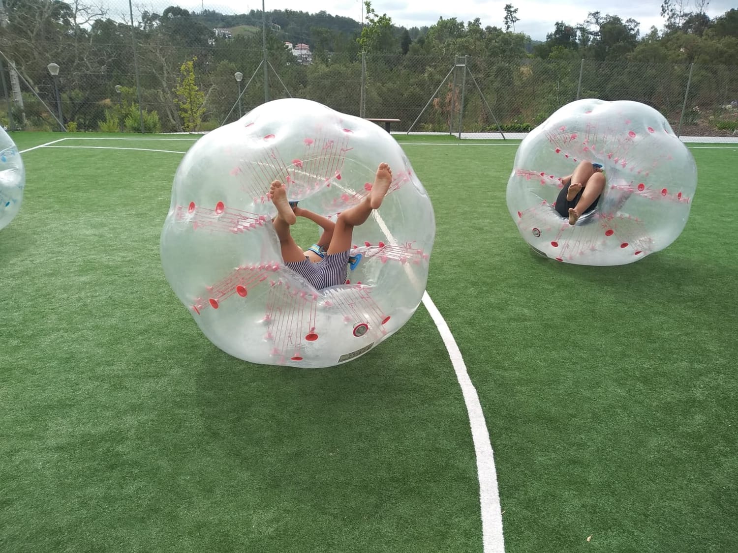 Jogadores de Zorb Ball em campo
