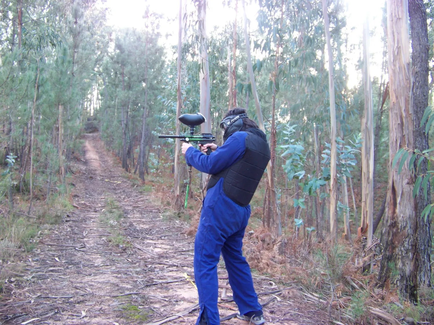 Jogador em ação durante uma partida de Paintball