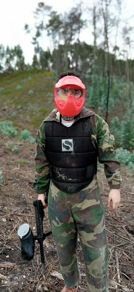 Participante equipado numa atividade de Paintball