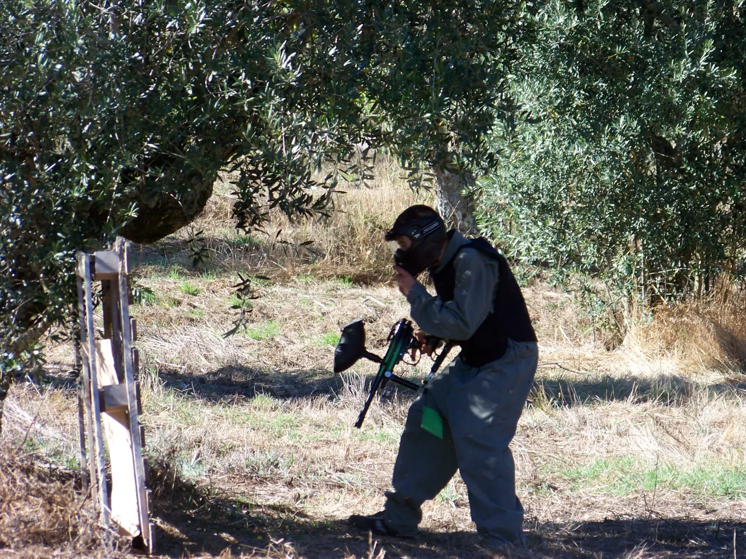 Jogador durante uma atividade de Paintball para adultos