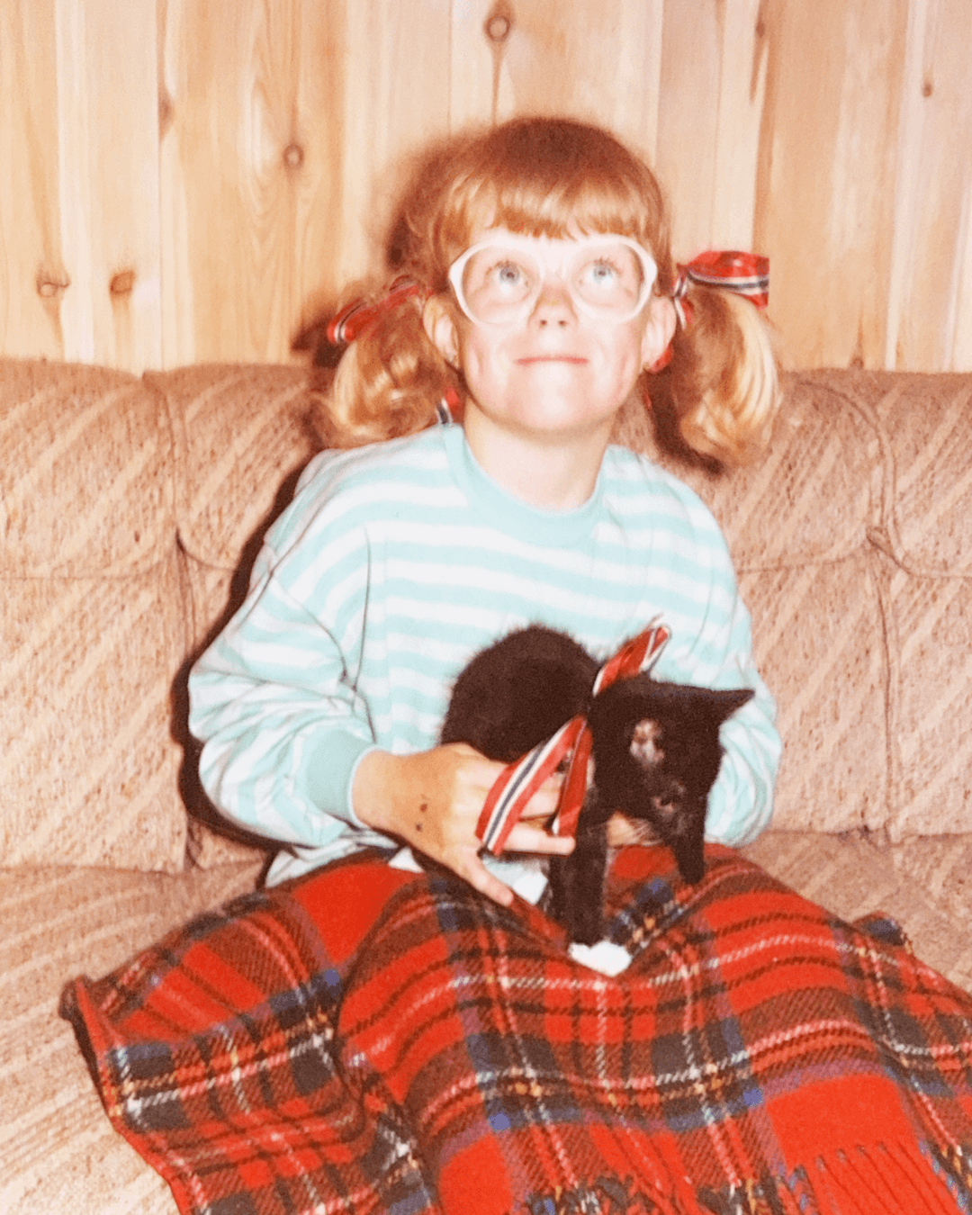 Solfrid som barn med katten Pia