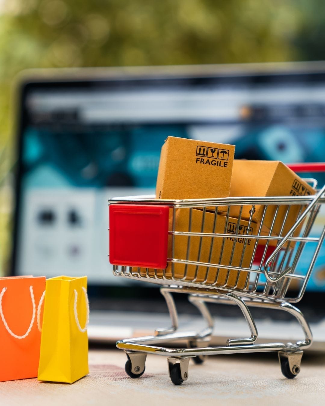 Usamos plataformas robustas como o Shopifypara construir uma loja segura, fácil de gerir e com todas as funcionalidades de que precisa. Integração com sistemas de pagamento e envios utilizados em Portugal. Toda a estrutura técnica e legal (RGPD, T&C) necessária para um e-commerce profissional.