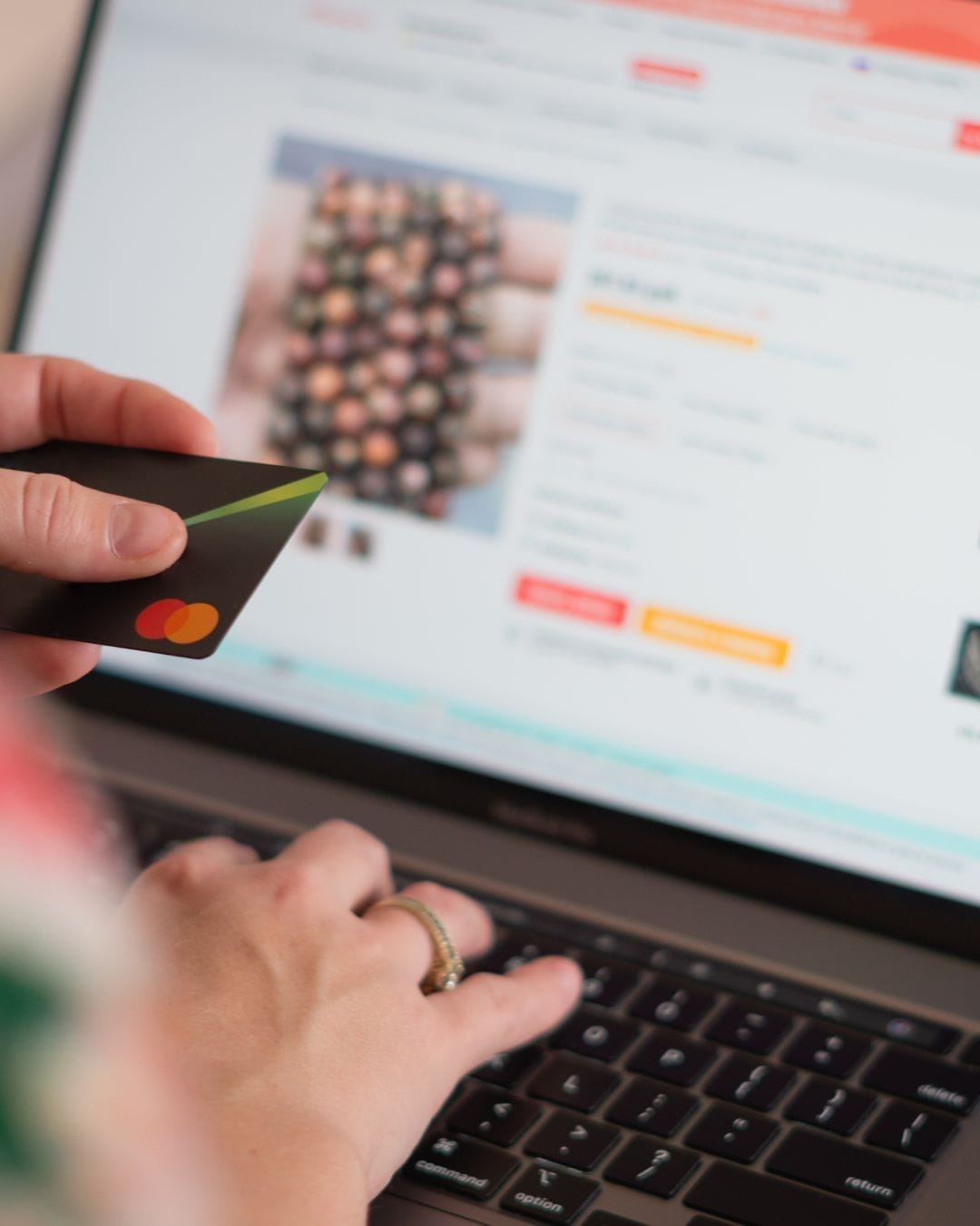 Configuramos a sua loja para que cada visita tenha a maior chance de se transformar numa venda (Aumento da Taxa de Conversão). Otimização de checkout (o seu público valoriza a eficiência) e implementação de técnicas de escassez e prova social.