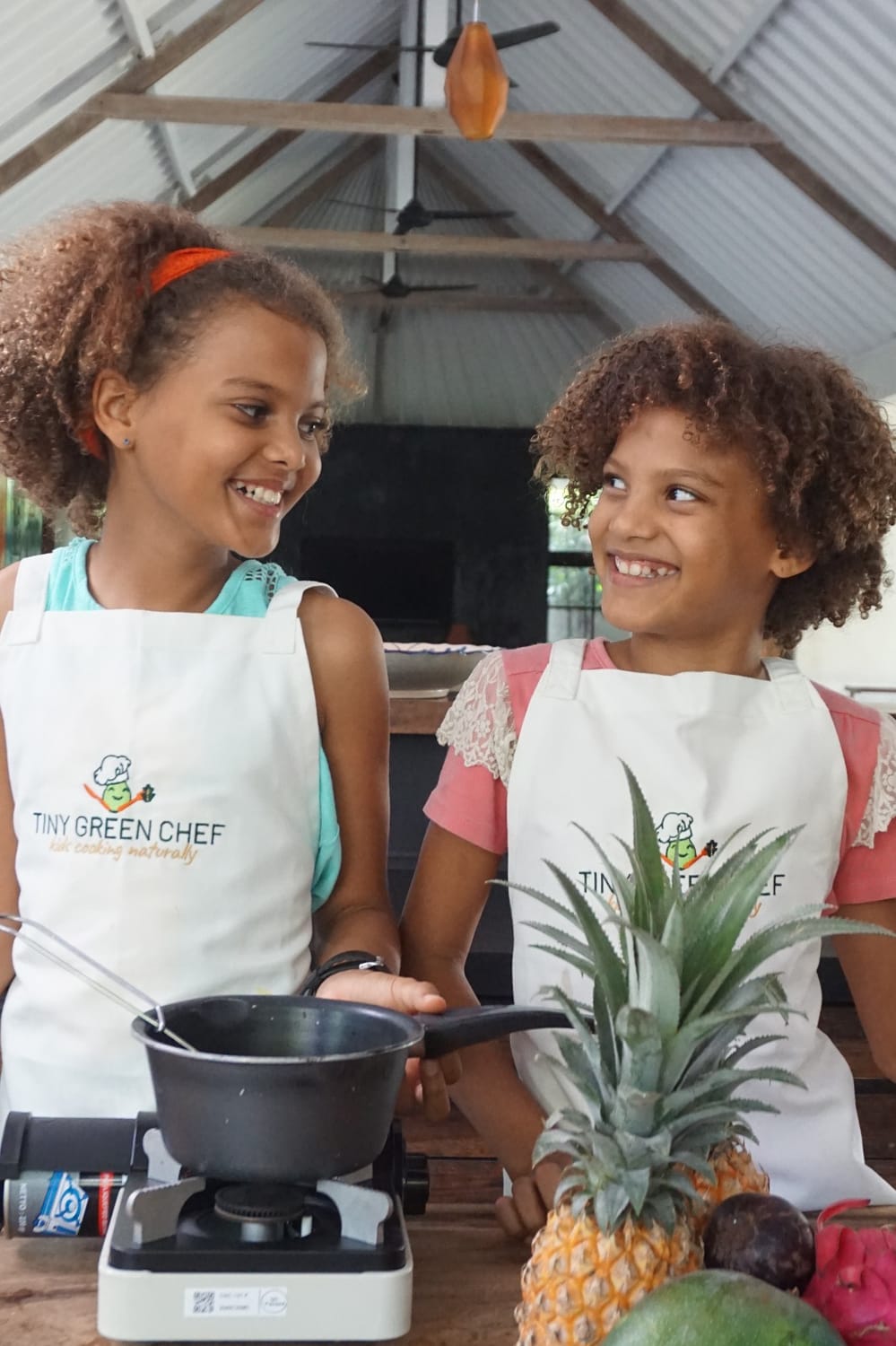 Kaja and Kamilla making pesto together