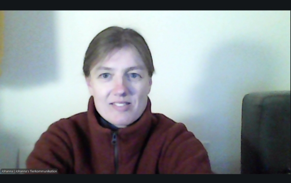 Tierkommunikatorin Johanna Fleischmann wartet im Zoom-Raum auf ihre Teilnehmerinnen des Basiskurses.