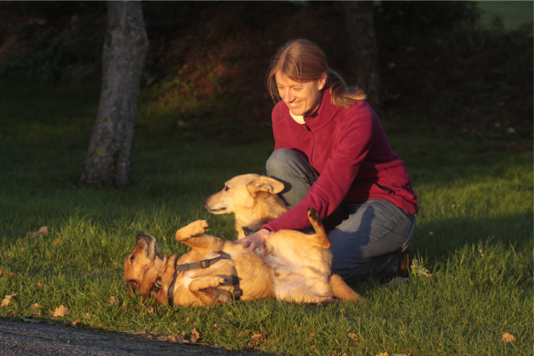 Tierkommunikatorin Johanna Fleischmann mit ihrem Hund - Aufnahme nur vom Gesicht