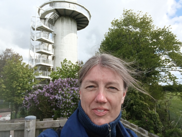 Tierkommunikatorin Johanna Fleischmann steht vor einem Turm.