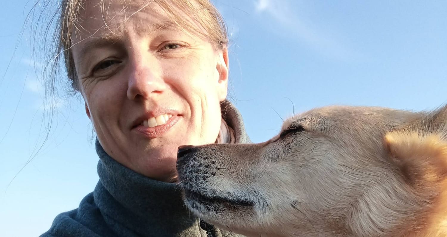 Tierkommunikatorin Johanna Fleischmann mit ihrem Hund - Aufnahme nur vom Gesicht