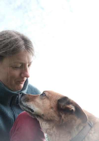 Tierkommunikatorin Johanna Fleischmann mit ihrem Hund - sie blicken sich in die Augen
