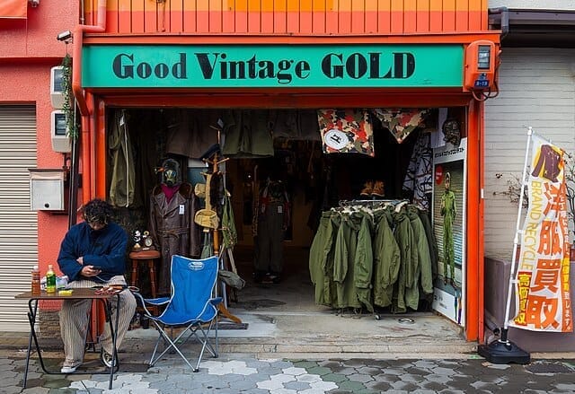 Shop front that says "Good Vintage GOLD".