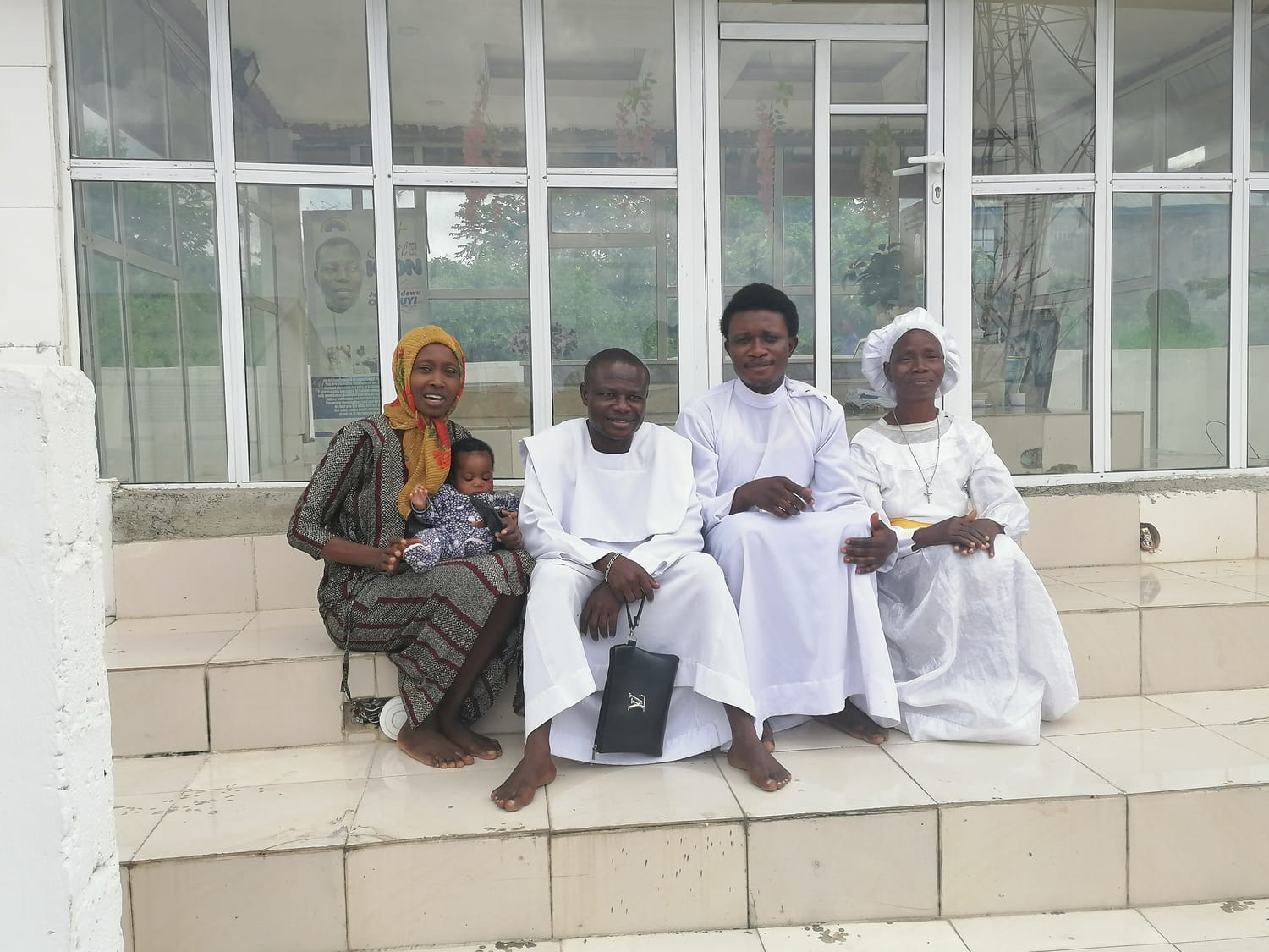 Kirkonmies perheineen mausoleumin portailla