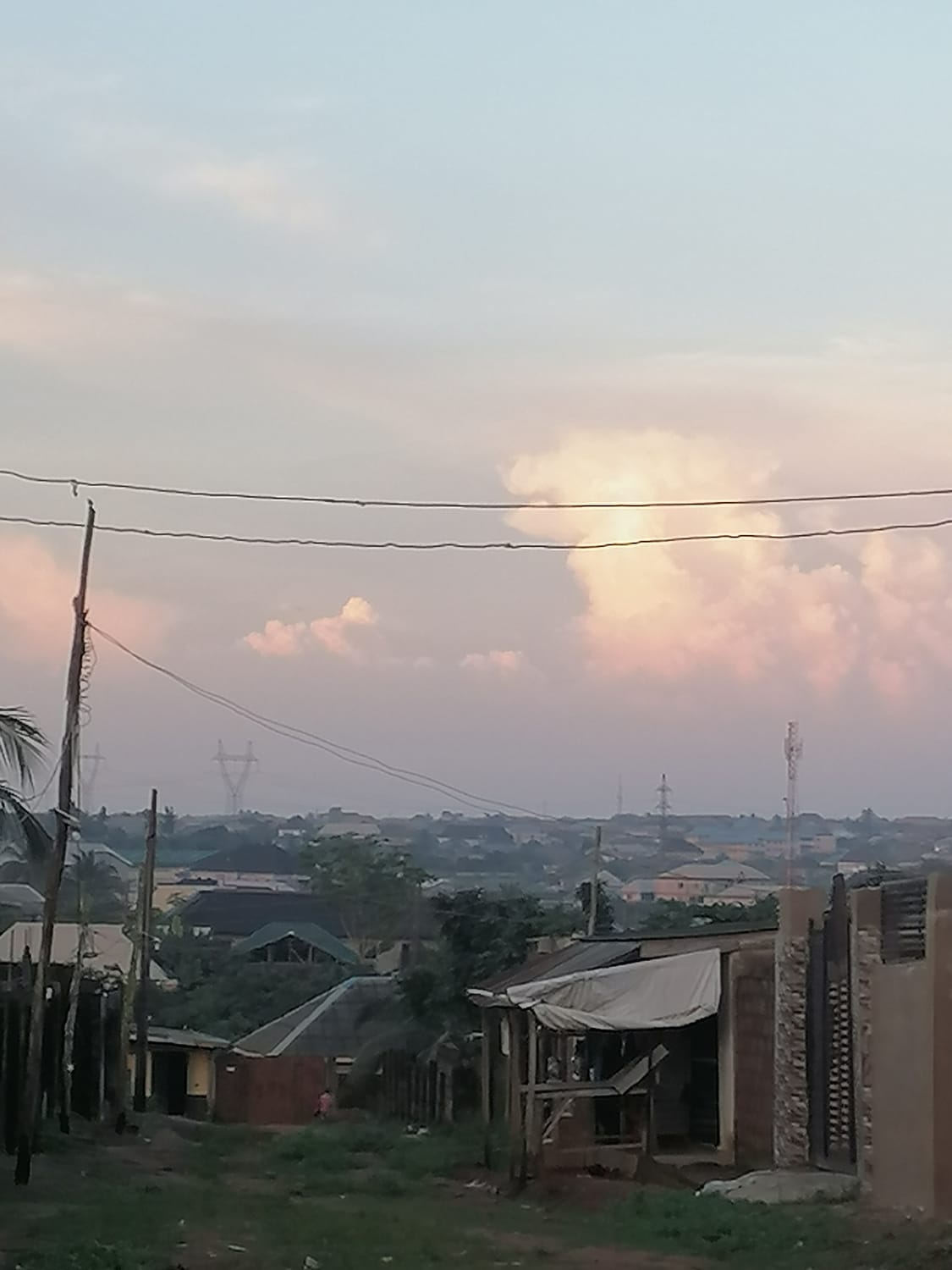 Lähikatu Otassa. Huom! sähkölinjat