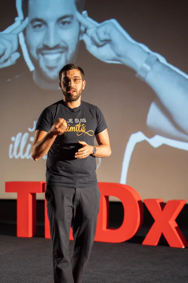 Mohamed Boclet sur la scène TEDx