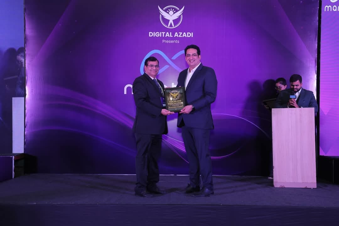 Digital Milleniour ka award lete ude Rajkumar Saxena 