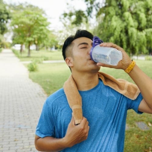 شخص رياضي يشرب الماء