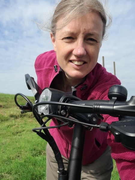 Hundetrainerin Johanna Fleischmann ist mit dem Fahrrad auf dem Weg zum nächsten Trainigsspaziergang.