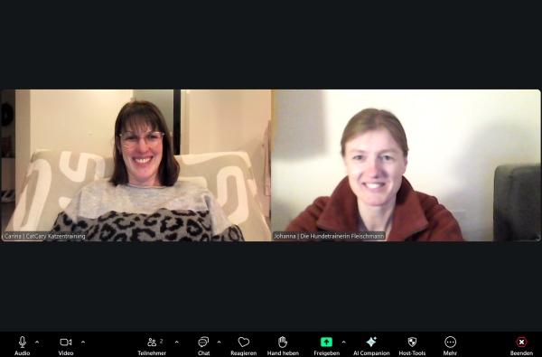 Hundetrainerin Johanna Fleischmann und Katzentrainerin Carina Römermann tauschen sich online aus.