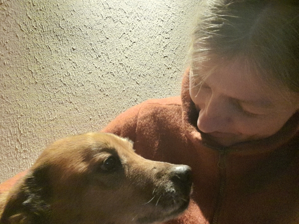 Hundetrainerin Johanna Fleischmann kuschelt mit ihrem Hund.