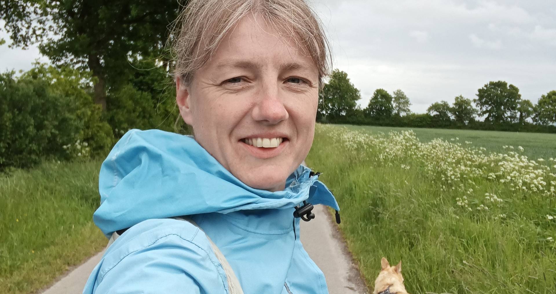 Hundetrainerin Johanna Fleischmann vor einer Wiese.