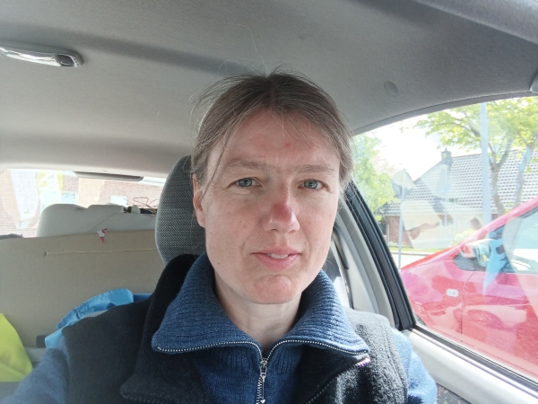 Hundetrainerin Johanna Fleischmann sitzt im Auto.