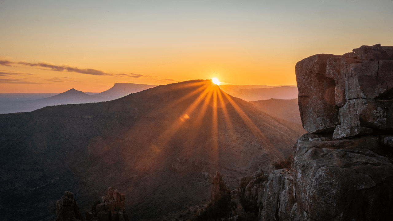 Lumière dorée sur un paysage de montagnes