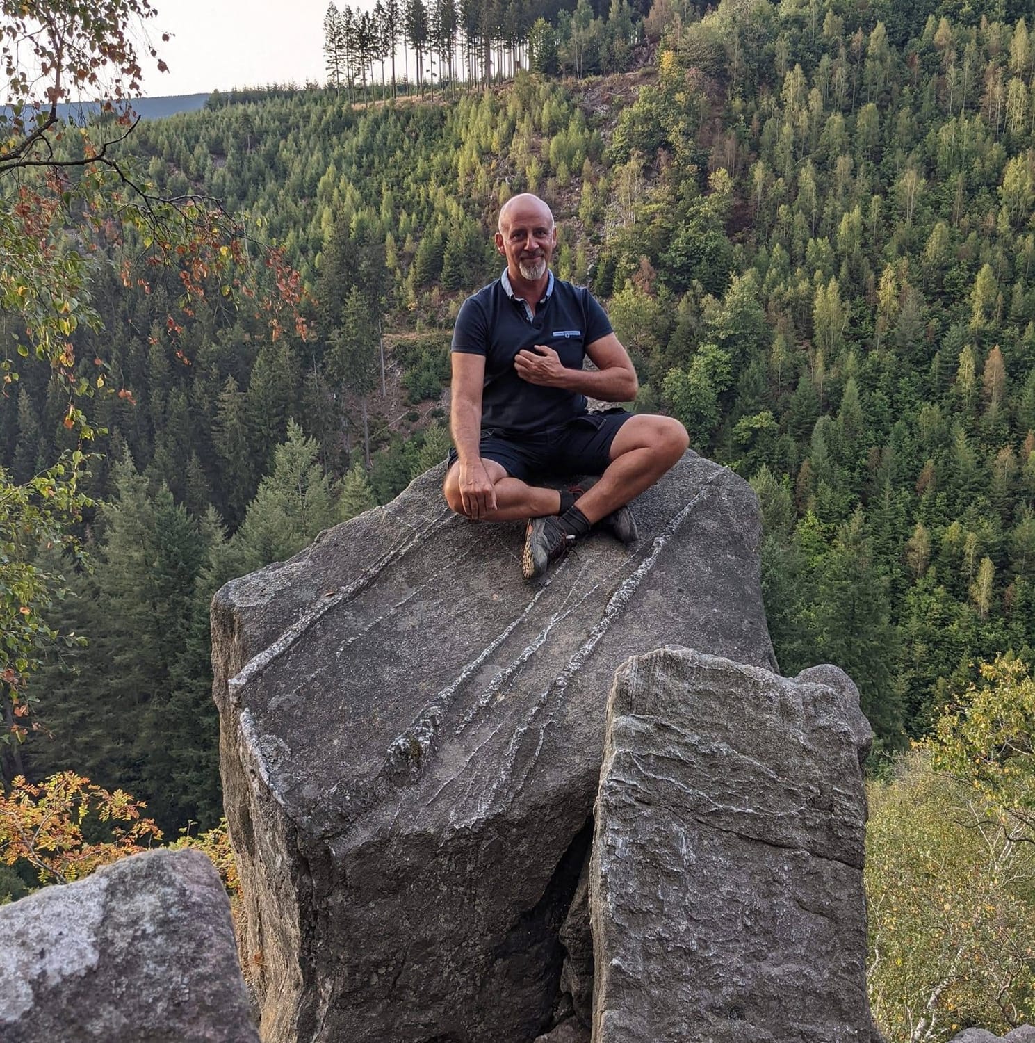 Philippe en pleine nature, assis face au paysage