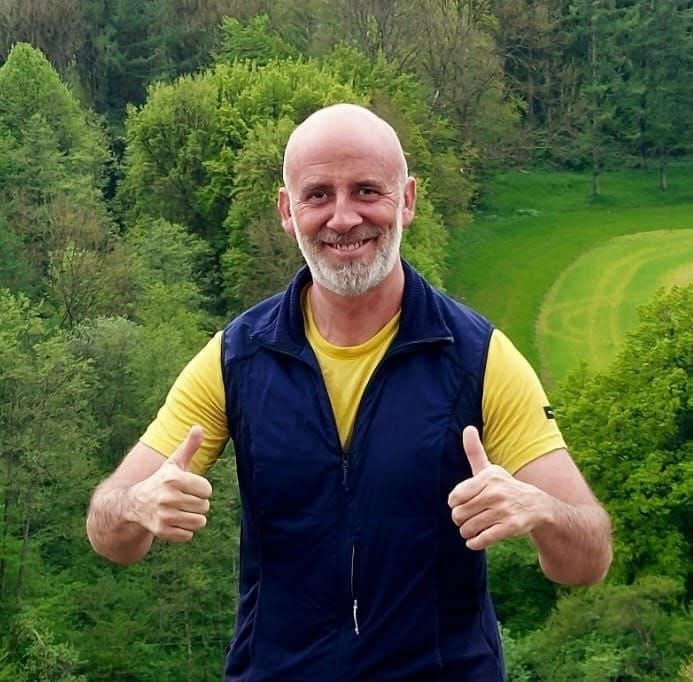 Philippe Hodeige, souriant au milieu de la nature