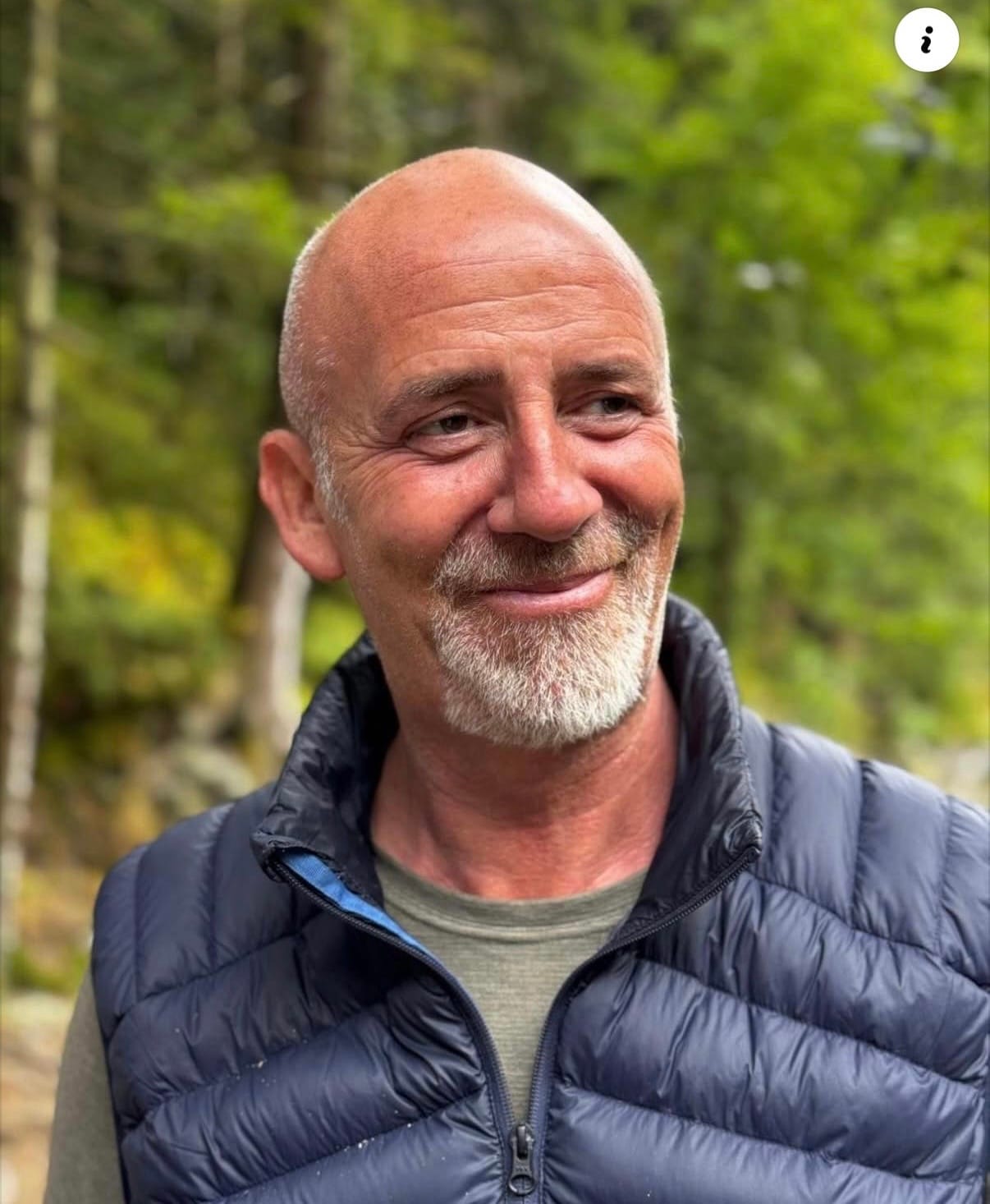 Philippe Hodeige, souriant dans la forêt