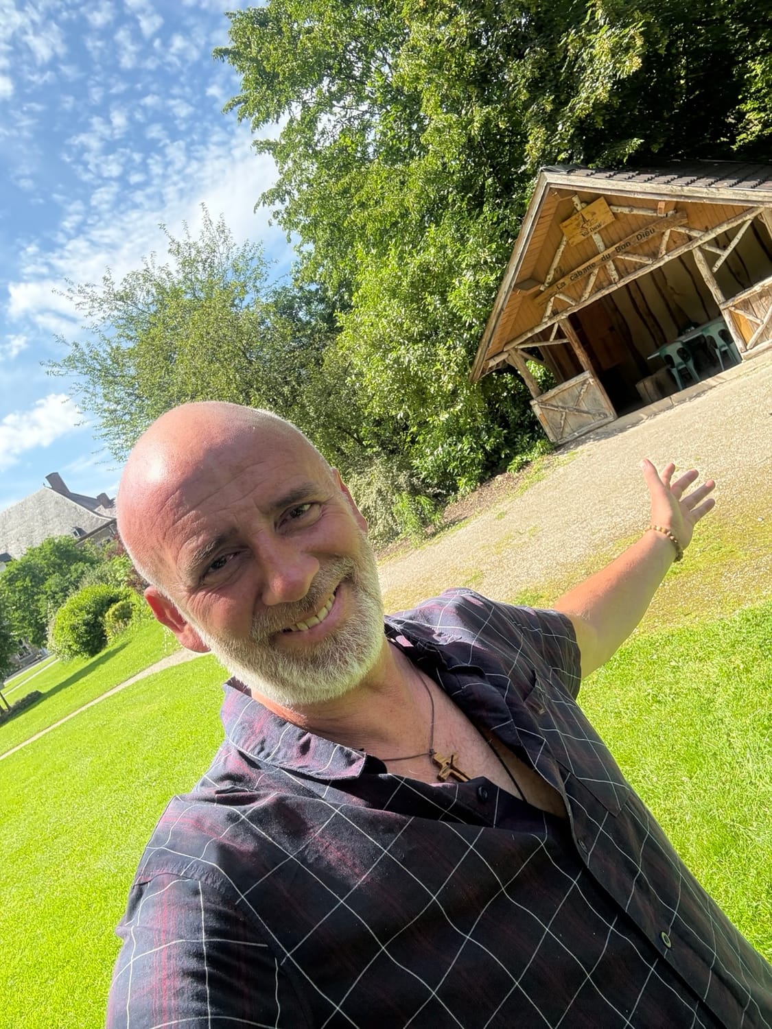 Philippe Hodeige devant la cabane du Bon Dieu, dans le parc de Val-Dieu