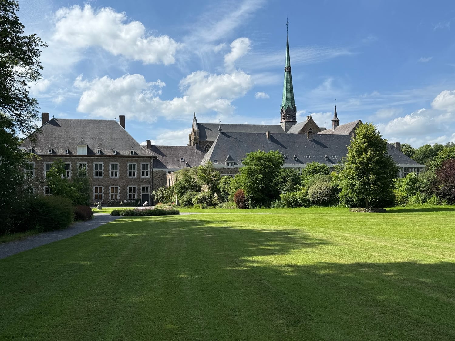 L’abbaye de Val-Dieu vue depuis son parc