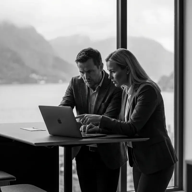 Consultants SEO réalisant un audit technique et une analyse de performance sur un site web