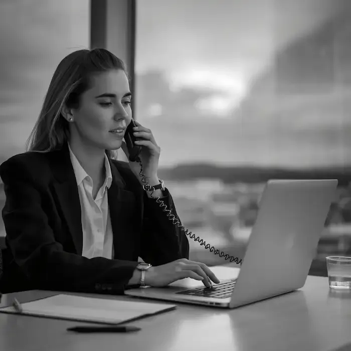 Rédactrice web professionnelle en appel avec un prospect pour proposer ses services