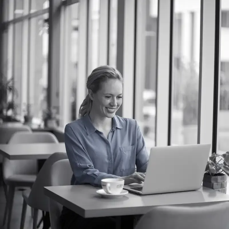 Comment devenir rédacteur web SEO : portrait professionnel symbolisant la confiance et l'expertise acquises dans le métier