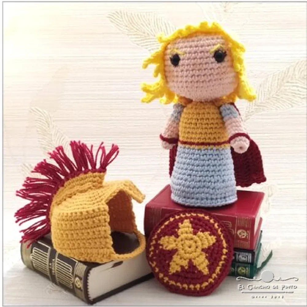 Amigurumi de la diosa Atenea de la colección de mitología en ganchillo