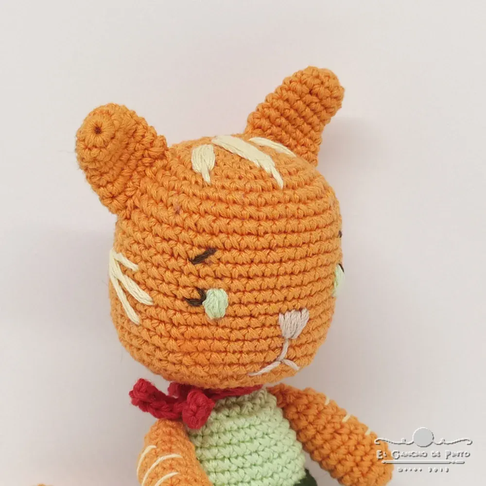 Gato amigurumi naranja tejido a ganchillo, diseño de El Gancho de Pinto