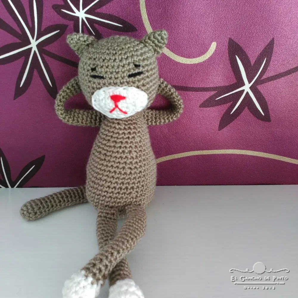 Amigurumi de gato gris hecho a mano en crochet