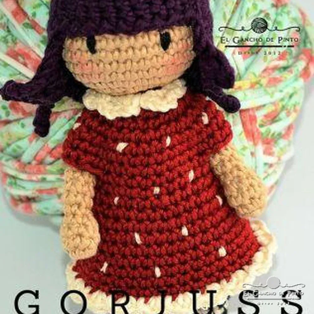 Amigurumi estilo Gorjuss con vestido rojo hecho a ganchillo