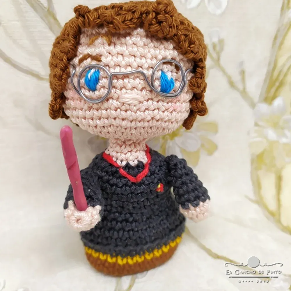 Amigurumi harry colorido hecho a mano en ganchillo