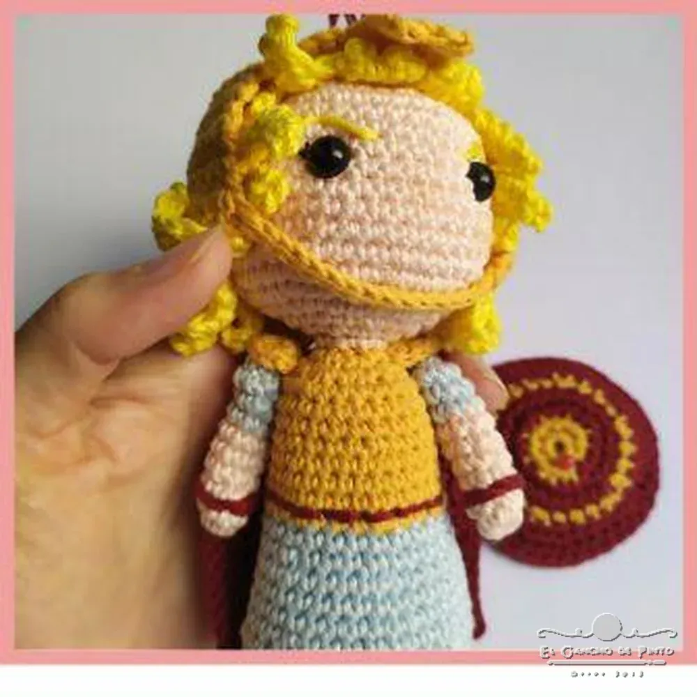 Amigurumi de la diosa Atenea de la colección de mitología en ganchillo