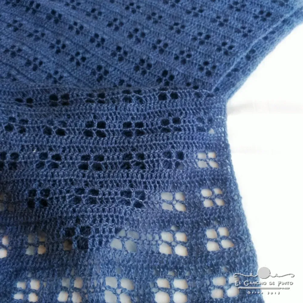 Manta de ganchillo en tonos azules hecha a mano